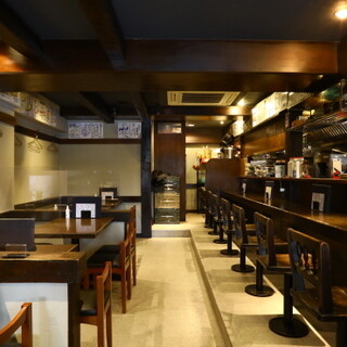 Usually a cozy coffee bar♦On Saturdays it's an authentic curry restaurant