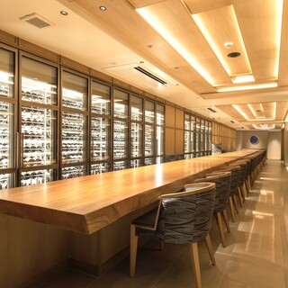 18Ｍのカウンターと1000本入った京都最大級のワインセラー
