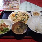 聚寶龍 - お好みランチ550円。豚肉と木耳玉子の炒めなど主菜は11種類から選べる