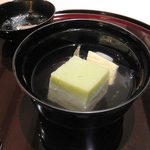 なだ万 雅殿 札幌店 - 卯月特別懐石「花」　吸物　グリーンピースの色が美しいうぐいす豆腐