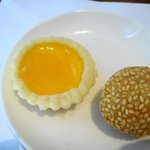 チャイナ - 蓮の実餡入り胡麻団子とカスタードパイ