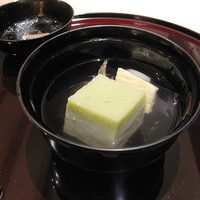 札幌 なだ万雅殿 - 卯月特別懐石「花」　吸物　グリーンピースの色が美しいうぐいす豆腐
