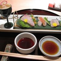 札幌 なだ万雅殿 - 卯月特別懐石「花」　造り　左から、ツブ貝　シマアジ、ボタンエビ、サワラ