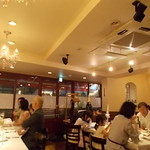 ウーベルチュール - 賑やかな店内