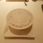 ウーベルチュール - 紅芋の冷たいスープ、泡立てたクリームに覆われてます