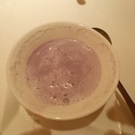 ウーベルチュール - クリームを寄せると紫色のスープが・・ラベンダーが良い香りです