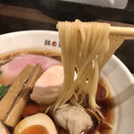 Ramen Hachino Ashiha - 醤油らー麺 麺リフト