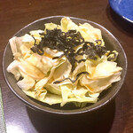 三酉屋 - お通し300円別の塩昆布キャベツ