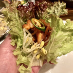 スパイステーブル - サンチュと豆もやしナムル〜青唐辛子が付いてきてクルリンパ！！