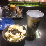 三酉屋 - レモンサワー350円別とお通し300円別の塩昆布キャベツ