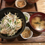 ビオ オジヤンカフェ - 炙りチャーシューとネギ丼（¥1200）