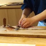 天ぷら たけうち - 穴子を捌く