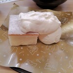 スシロー - なまらミルクな北海道シフォンケーキ（\300）