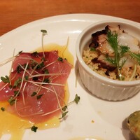 魚タリアン YO - 左はなめらかなハマチのカルパッチョ爽やかヴィネグレットソース、右はプリプリの生タコと野菜のクスクスサラダ