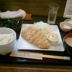ロースかつ定食1,000円、小鉢はわかめの酢の物と自家製ポテトサラダ、香の物、味噌汁、御飯です。