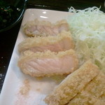 ロースかつの断面です。ピンク色の肉と白の脂身の旨みと甘味が岩塩で生かされて抜群の美味しさ。