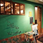 Uotarian You - 淡いグリーンの壁と、温かみのある木製の窓やドアが可愛いらしい外観