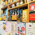 満州屋 - 紹興酒が並んでます！嫌いじゃないですが酔い過ぎちゃう！