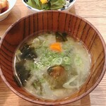 Taishuushokudou sanikomeru - 具沢山なお味噌汁