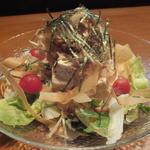 福建家庭料理 旬の香 - 「豆腐サラダ」：キクラゲと春巻きの皮を加えて食感をプラス！和食を８年修行した店主ならではの、オリジナルサラダ