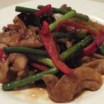 福建家庭料理 旬の香 - 「豚もつとにんにくの芽のコク炒め」：もつのコリコリッとした食感！中国醤油でこっくりとした味付け♪