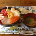 みなと食堂 - スペシャル海鮮丼といちご煮