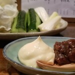 三葉洞 - 自家製肉味噌と野菜スティック(650円)