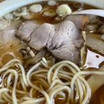 下出羽 内山屋 - 麺とチャーシューのアップ