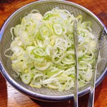 ラーメンの店 ホープ軒 - 入れ放題のネギ