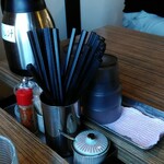 肉汁うどんの南哲 - カトラリー類。奥のポットは出汁で手前の容器には擦った生姜が入ってます。