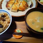 ゆたかな食堂 - 豆乳入りのお味噌汁と玄米