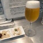 Gyouzato Jibiru Ichi - ランチビール300円税込とランチに付いてくるマカロニサラダと茹でもやしに僅かに肉味噌オン。メニューでサラダとなっているのがこれのことだった。