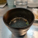 Gyouzato Jibiru Ichi - ランチに付いてくるスープ。カウンター席から業務用わかめスープの素が置いてあるのが見えたのでこれにお湯を入れてちょっと胡麻を加えただけだと思う。