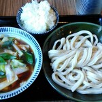 肉汁うどんの南哲 - 主力の肉汁うどん。
      初見だけに並盛り400g＆ごはんとopで倍ネギ