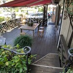 リリエンベルグ - テラス  店内待ちの列からよく見えるのでここで食べる勇気がなく…