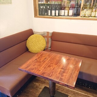 ２〜３名様で食事が出来る、小さなソファー席です。隠れ席の雰囲気ありです♪