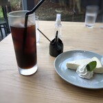 HAPPY HILL - 私はこの日ディナーの予定がありましたので軽く・・ ◆チーズケーキと水出しアイスコーヒーのセット（935円：税込）