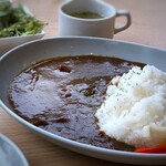 HAPPY HILL - ◆スタッフは「ビーフカレー(935円：税込）を。サラダとスープ付。 カレーは辛さも程よく、万人受けする味わいの欧風カレーだそう。