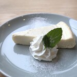 HAPPY HILL - ＊レアチーズケーキは、昔パン屋さんで買ったような味わい。クリームチーズの味わいが好みではありませんでした。