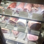 Abats - こちらのショーケースは加熱したシャルキュトリが並んでいます　サラミなんかもいいなぁ