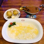 ボンディ - 料理写真:人気メニューのチキンカレーです。