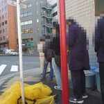 ラーメン二郎 - 土曜日訪問～建物裏側を更に折り返して裏口付近まで並んでました！