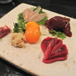 酒盃 - 比内地鶏の鶏さし（800円）