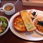 グラッチェガーデンズ - ハーフ＆ハーフランチ（あさりとしめじの和風ソース＆ニョッキのプチミートソースグラタン）