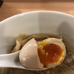 麺匠 一粒万倍 - トッピングの味玉（100円）