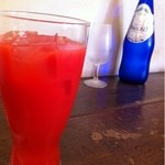 ピッツァリーヴァ - 赤いオレンジジュース/炭酸入りの水