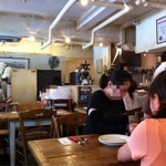 ピッツァリーヴァ - すべて12時からの予約のお客用の席で埋まっています