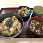 シキシマ - シキシマの親子丼750円（赤出汁、サラダ付き）！