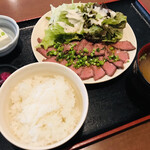 Niku Kei Izakaya Niku Juu Hachi Banya - 黒毛和牛の牛タタキ　900円