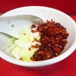 ラーメン二郎 - 待ってる間に粗挽き唐辛子投下～♪